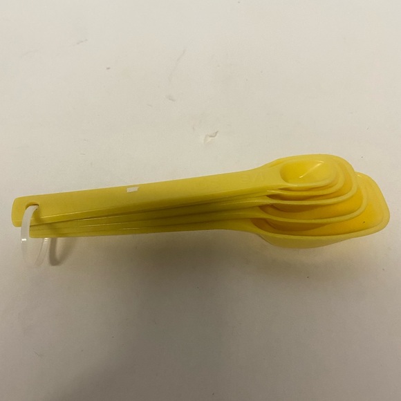 Vintage Rubbermaid Yellow Measuring Spoons Set of 5 . 2231-2236 - Picture 1 of 5